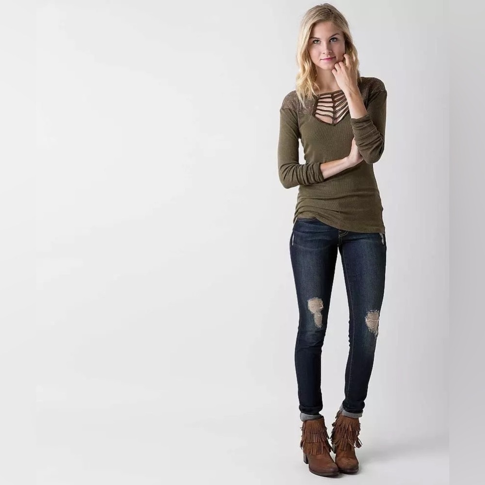 Buckle gimmicks washed top